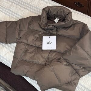 Alo Yoga Women’s Brown Puffer Jacket Size Medium Quilted Insulated NWT